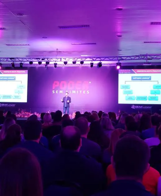 Plateia lotada diante do palco roxo do PODER SEM LIMITES em uma edição anterior