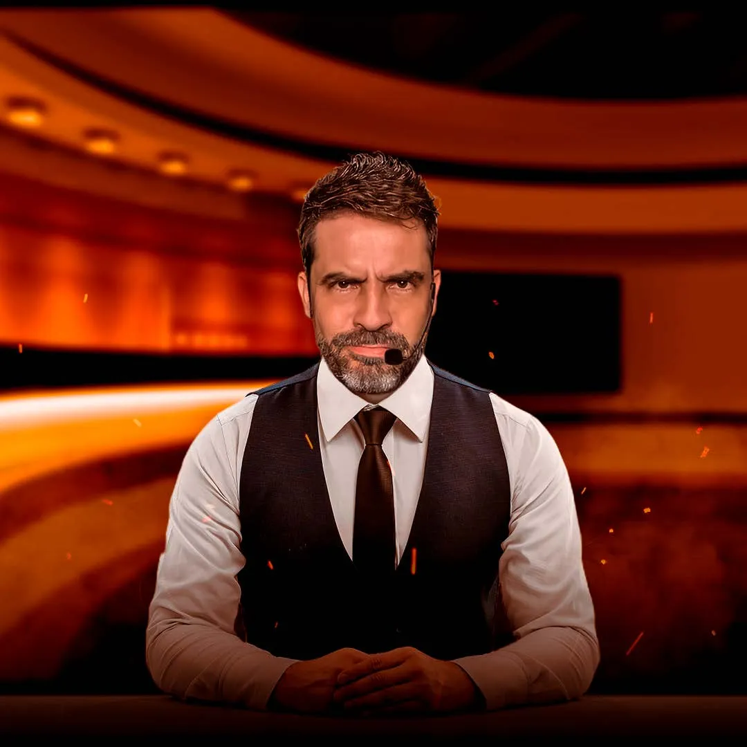 Marcelo Lyouman, criador da metodologia Poder Sem Limites, em um palco tomado por chamas
